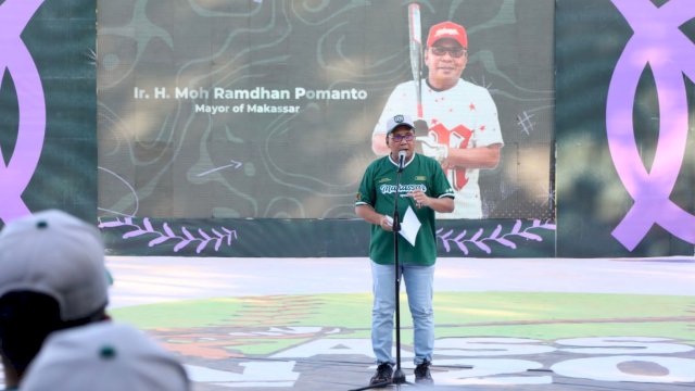  Wali Kota Makassar Moh Ramdhan Pomanto resmi membuka Kejuaraan Makassar Open 2023 International Men & Women Softball Turnament, di Lapangan Softball Karebosi, Minggu (17/09/2023).