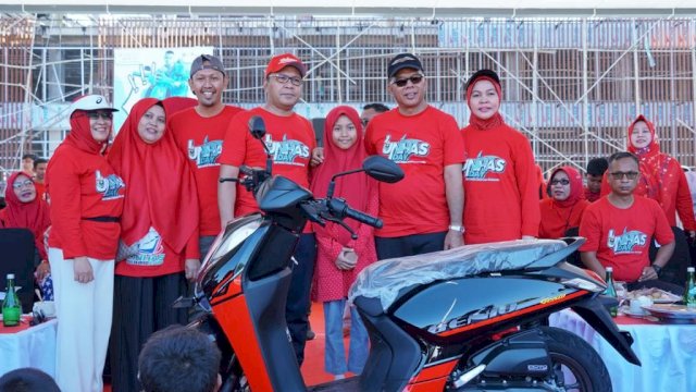 Siswi SDN 221 Tanah Kongkong Raih Hadiah Utama Motor di Jalan Santai IKA UNHAS