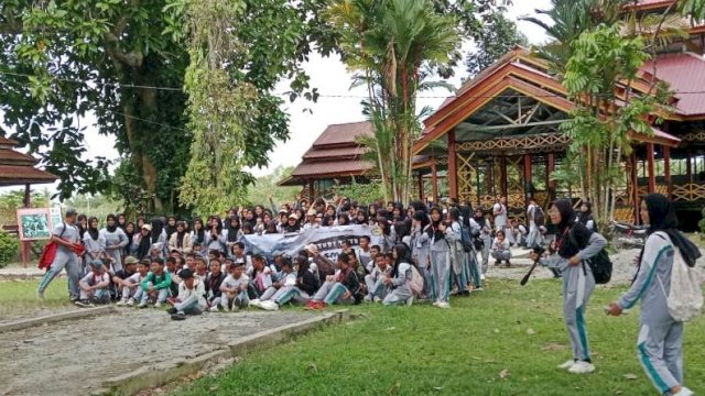 170 Siswa SMAN 2 Luwu Utara Studi Wisata di Kompleks Makam Datuk Pattimang, Malangke