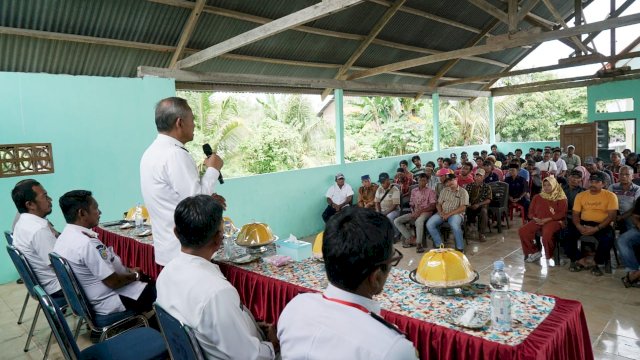 Serahkan Bantuan Hand Traktor, Bupati Luwu Ajak Petani Rajin Berinfaq dan Sedekah