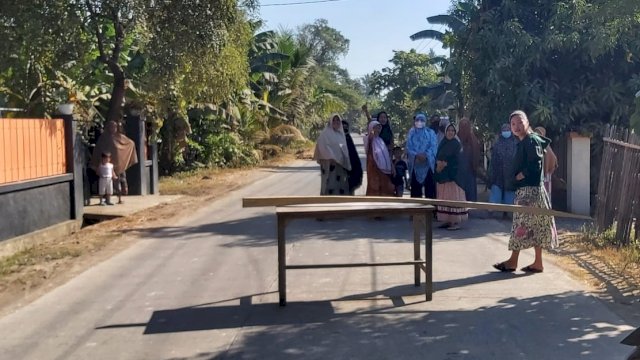 Emak-Emak Di Gowa Blokir Jalan
