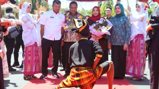 Kunker ke Wajo, Pj Gubernur Bahtiar dan Istri Disambut Antusias