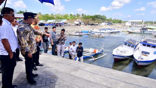 Pemprov Sulsel Serahkan Bantuan 8 Unit Kapal Nelayan di Bulukumba