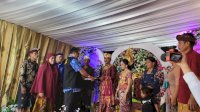 Kadis Dukcapil Luwu Utara Serahkan Akta Perkawinan bagi Umat Hindu Bali di Mappedeceng
