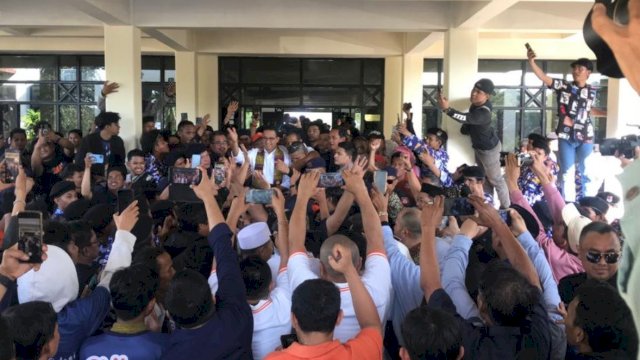 Tiba di Makassar, Kader NasDem se-Sulsel Penuhi Bandara, Anies Ucapkan Terima Kasih