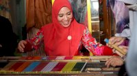 Sofha Marwah Bahtiar Kagumi Keunikan Tenun Sutera Wajo