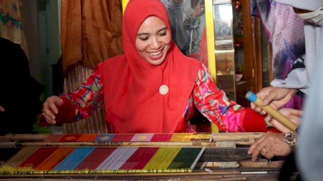 Sofha Marwah Bahtiar Kagumi Keunikan Tenun Sutera Wajo