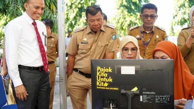 Realisasi PBB 100 Persen, Bupati Andi Utta Beri Penghargaan