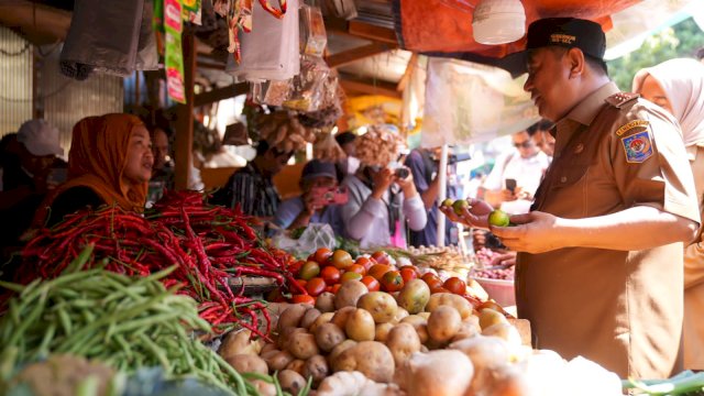 Bersama Forkopimda, Oh Gubernur Pantau Harga Kebutuhan Pokok di Pasar Tradisional