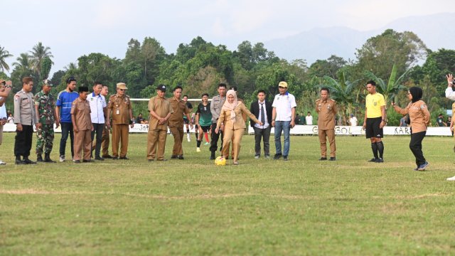 Bupati Lutra Buka Turnamen Lantang Tallang Cup