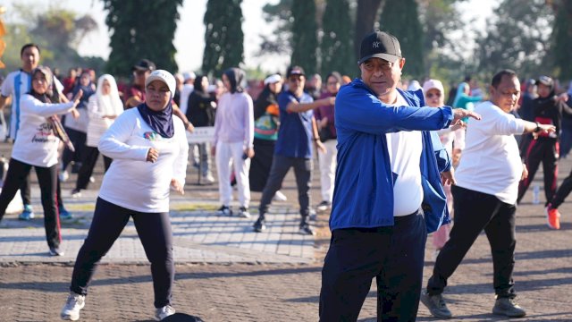 Pj Gubernur Bersama Istri Senam Pagi Bareng Pegawai Lingkup Pemprov Sulsel