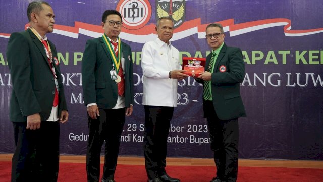 Hadiri Pelantikan Pengurus IDI Cabang Luwu, Ini Harapan Bupati Luwu