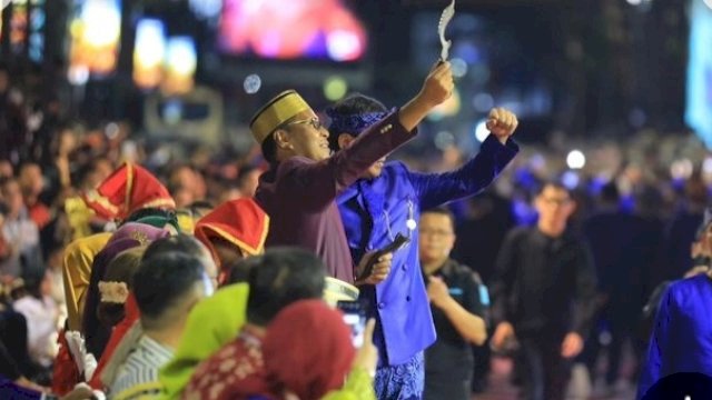 Kepala Badan Pendapatan Daerah (Bapenda) Kota Makassar bersama jajaran pejabat Pemkot Makassar menyaksikan langsung pawai budaya di Jalan Penghibur, Rabu (12/7/2023) malam.