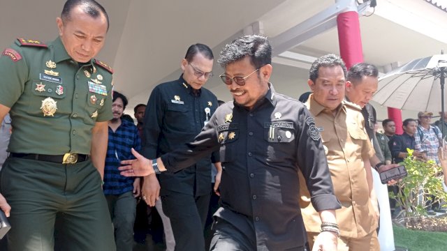 Menteri pertanian Syahrul Yasin Limpo menyalurkan bantuan alat sistem pertanian kepada pemerintah Provinsi Sulawesi Selatan, Senin 18 September 2023.