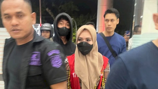 Bercokol di Plafon Rumah, Wanita Cantik DPO Kasus Korupsi Diringkus