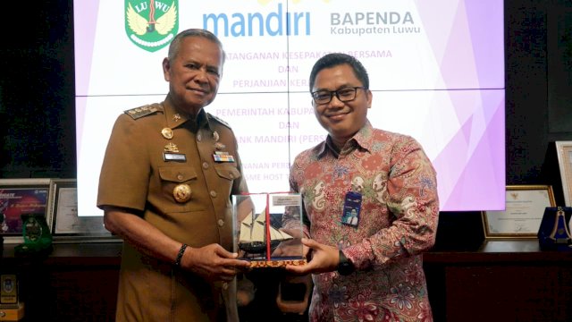 Pemerintah Kabupaten Luwu lakukan kerjasama dengan PT Bank Mandiri (Persero) Tbk ditandai penandatanganan memorandum of understanding (MoU) diruang kerja Bupati Luwu, kompleks perkantoran pemkab Luwu, Senin (4/9/2023).