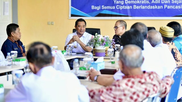 Penjabat Gubernur Sulsel, Bahtiar Baharuddin, bersilaturahmi dengan Pengurus Persekutuan Gereja Indonesia Wilayah Sulawesi Selatan, Tenggara dan Barat (PGIW Sulselbara) Periode 2021-2026, di Jalan Prof Dr Basalamah (Racing Center) Makassar, Jumat, 15 September 2023.