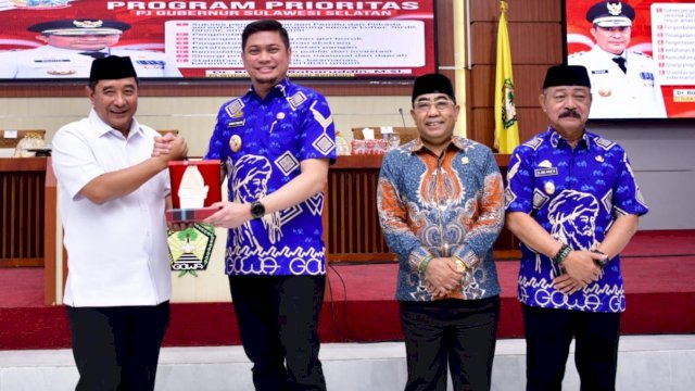 Bupati dan Wakil Bupati Gowa, Adnan Purichta Ichsan dan Abd Rauf Malaganni, menerima kunjungan kerja dan silaturahmi Penjabat Gubernur Sulsel, Bahtiar Baharuddin, di Baruga Karaeng Galesong, Kantor Bupati Gowa, Jumat, 15 September 2023. Kedatangan Bahtiar juga disambut Kepala OPD dan Camat se-Kabupaten Gowa.