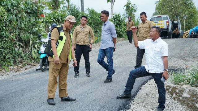 uas jalan Harue-Balihuko di Kelurahan Ballasaraja, Kecamatan Bulukumpa, Kabupaten Bulukumba kini mulai disulap mulus. Ruas jalan sepanjang 8 kilometer ini, bertahun-tahun baru dikerja.