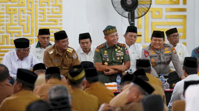 Penjabat Gubernur Provinsi Sulawesi Selatan (Sulsel), Bahtiar Baharuddin dan forum komunikasi pimpinan daerah (Forkopimda) bersama ribuan masyarakat ulama, kepala daerah dan ribuan masyarakat Sulsel.&nbsp;