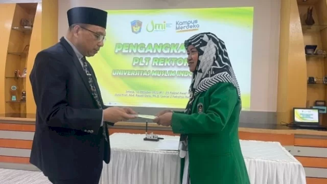 Yayasan Wakaf Umi Menyerahkan SK Plt Rektor Kepada Direktru Psca Sarjana UMI Prof.Sufirman 