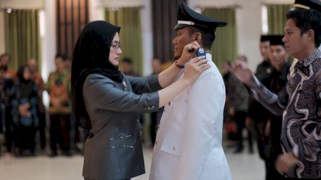 Bupati Luwu Utara, Indah Putri Indriani resmi melantik Irfan Madjuk sebagai Lurah Kappuna, di Aula La Galigo.