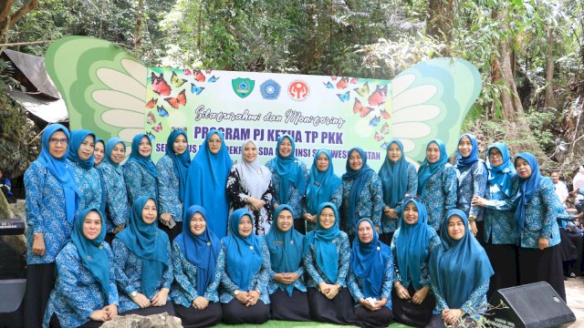 Percepat Penurunan Stunting, Sofha Marwah Bahtiar Serahkan Bantuan Telur dan Susu di Kabupaten Maros