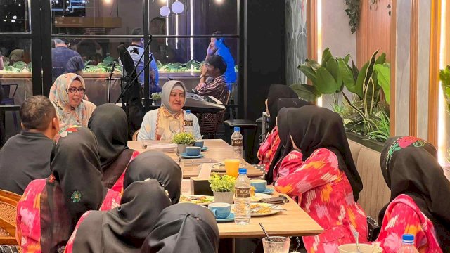 Dalam kunjungannya ke Kota Ternate dalam rangka mengikuti kegiatan Serasehan Istri Wali Kota Se-Indonesia (Rasai Kota) APEKSI 2023, Ketua TP PKK Makassar Indira Yusuf Ismail menyempatkan diri bersilaturahmi dengan para perantau asal Sulawesi Selatan.