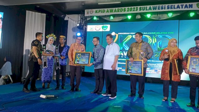 Peduli Lembaga Penyiaran Lokal, IDP Terima KPID Awards 2023