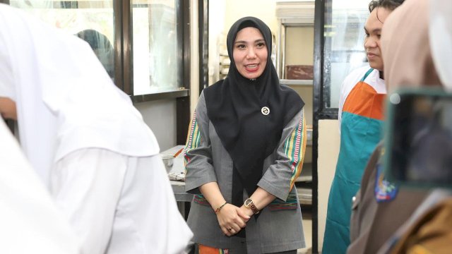 Kunjungi Rumah Kemasan Milik Disperindag Sulsel, Sofha Marwah Bahtiar Minta UMKM Tetap Disubsidi