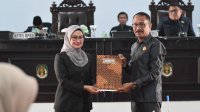 Hadiri Paripurna Bupati Lutra Berikan Jawaban Atas Dua Ranperda