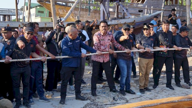 Pj Gubernur Bahtiar Ikut Annyorong Lopi, Kepala OJK: Tradisi yang Menggambarkan Kebersamaan dan Gotong Royong