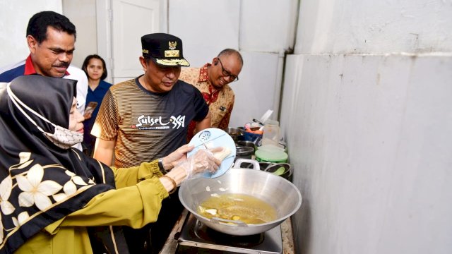 Sambangi Pelaku Usaha Rumahan Kripik Pisang, Pj Gubernur Bahtiar Bantu Promosi
