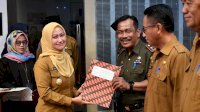 Bupati Lutra Serahkan SK Pensiun Kepada 17 ASN