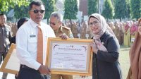 Bupati Andi Utta Serahkan Penghargaan BKKBN Pusat, Bulukumba Terbaik Ketiga Nasional