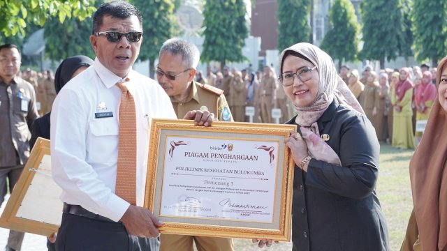 Bupati Andi Utta Serahkan Penghargaan BKKBN Pusat, Bulukumba Terbaik Ketiga Nasional