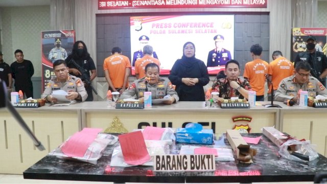 Kapolda Pimpin Rilis Pelaku Pembunuhan Satu keluarga di Gowa