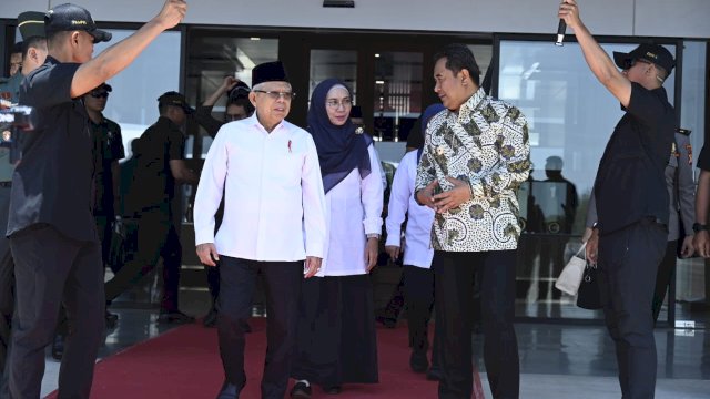 Ketua DPRD Sulsel Andi Ina Kartika Sari dan Pj Gubernur Sulsel, Bahtiar Baharuddin, menjemput Wakil Presiden (Wapres) KH Ma'ruf Amin saat transit di Makassar, yang menurut rencana akan melanjutkan kunjungan ke Wamena dan Merauke. 