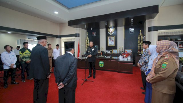 Bertempat diruang kerjanya, Bupati Luwu Dr. Drs. H. Basmin Mattayang M.Pd melantik Pimpinan Badan Amil Zakat Nasional (Baznas) Penggantian Antar Waktu (PAW) Periode 2021-2026, Senin (30/10/2023).