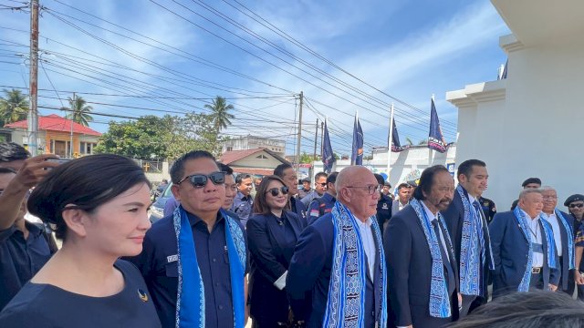 Ketua Dewan Pimpinan Wilayah (DPW) Partai NasDem Sulawesi Selatan Rusdi Masse mendampingi Ketua Umum Partai NasDem Surya Paloh meresmikan kantor baru Partai NasDem Sulawesi Utara (Sulut), Senin (30/10/2023) kemarin.