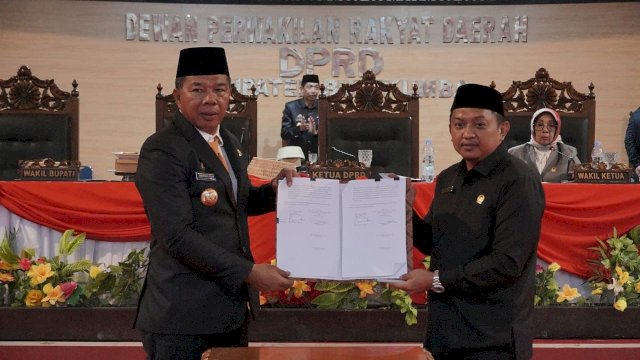 Bupati Bulukumba Andi Muchtar Ali Yusuf menyerahkan Rancangan Peraturan Daerah tentang Anggaran Pendapatan dan Belanja Daerah Tahun 2024 pada rapat paripurna DPRD Kabupaten Bulukumba, Senin 30 Oktober 2023.