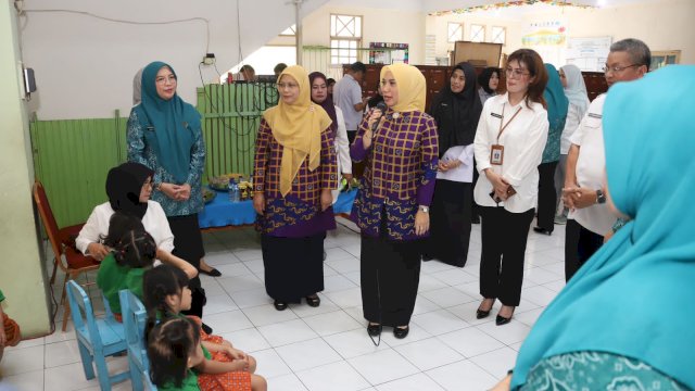 Bersama Ketua Persit Desi Totok Imam, Sofha Marwah Bahtiar Ajarkan Anak PAUD Cara Menyikat Gigi yang Benar