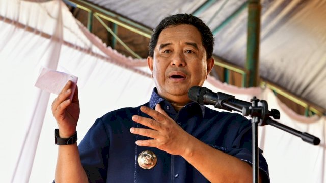 Kunjungi Kampung Pisang di Pinrang, Pj Gubernur Bahtiar Perlihatkan Cara Cepat Perbanyak Anakan