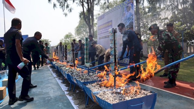 Jutaan Batang Rokok Ilegal Dimusnahkan