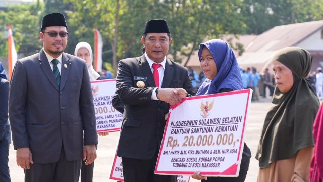 Pj Gubernur Sulsel dan Pangdam XIV Hasanuddin Serahkan Bantuan untuk Korban Bencana Sosial