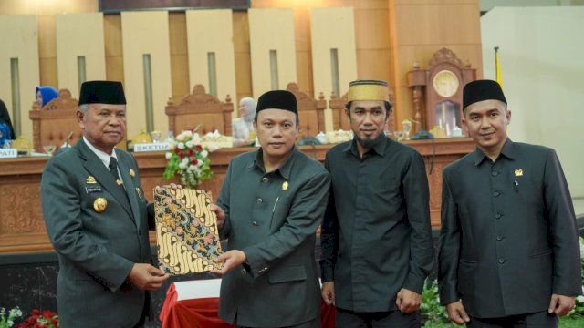 Penuh Haru, Bupati Luwu Pamit Kepada Anggota DPRD