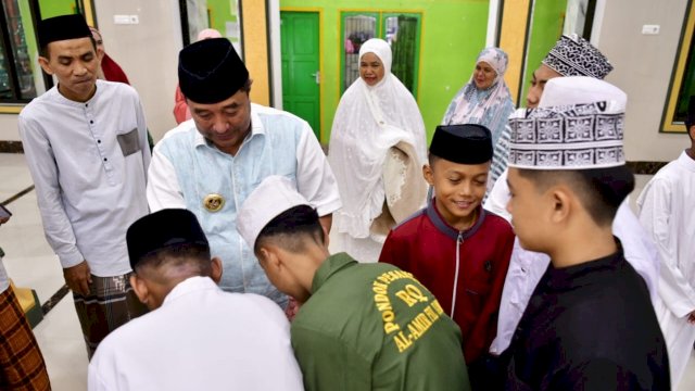 Singgah di Masjid Al Amir Fil-Jannah Bajoe, Pj Gubernur Doakan Tahfidz Yatim Sukses dan Semangat Belajar