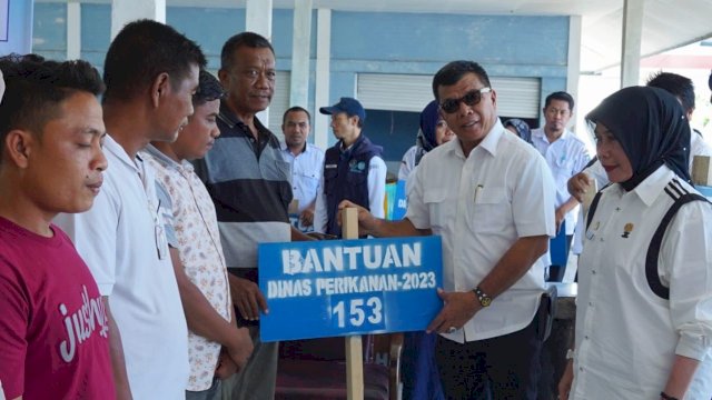 Bupati Andi Utta Serahkan 123 Rumpon ke 21 Kelompok Nelayan