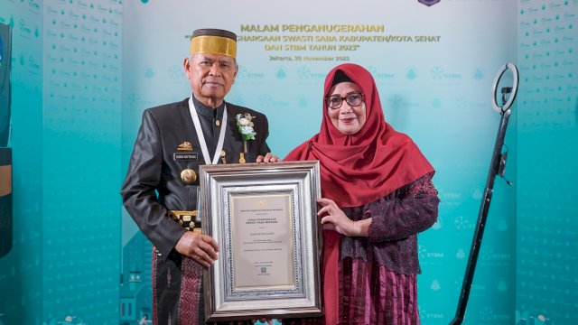 Pertahankan Gelar, Bupati Luwu Kembali Terima Penghargaan Swasti Saba Wistara