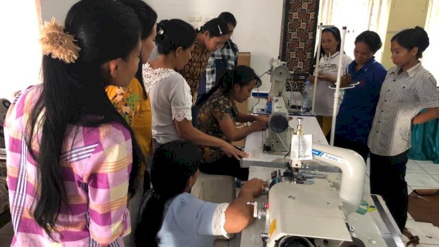 Dekranasda Sulsel Support Bantuan Peralatan Industri Kerajinan Anyaman di Tator